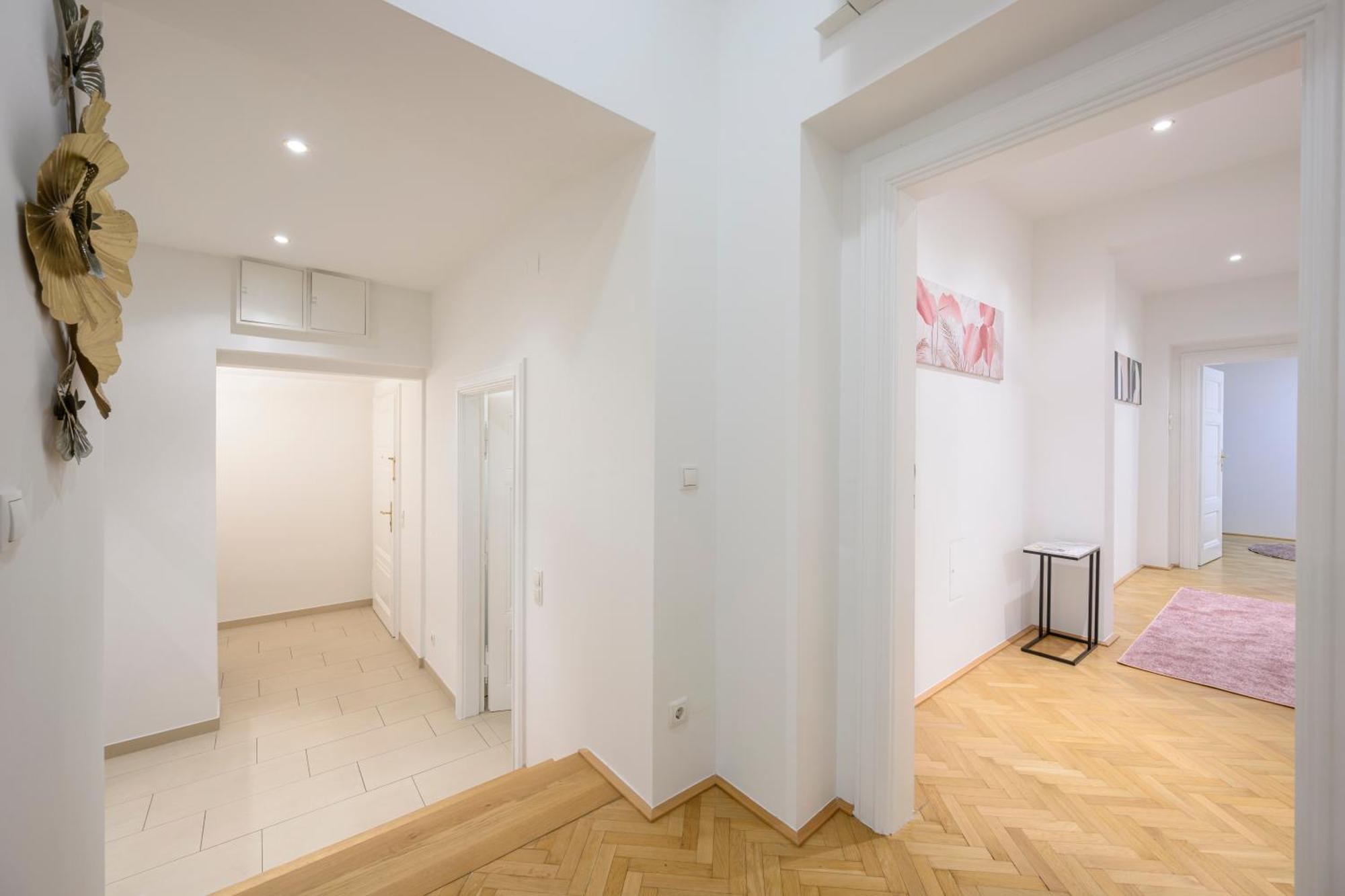 Rooftop Haven 120m, 3br, Terrace, Views! Apartment