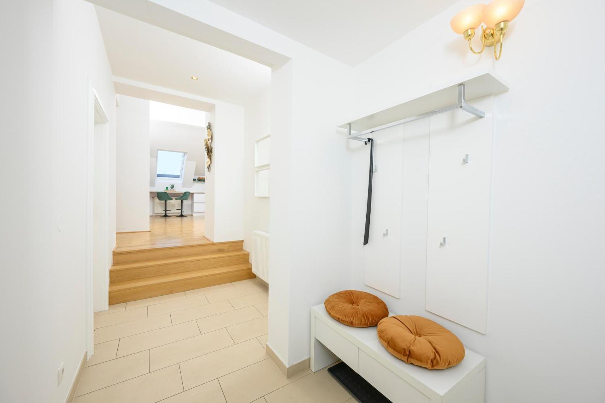 Rooftop Haven 120m, 3br, Terrace, Views! *