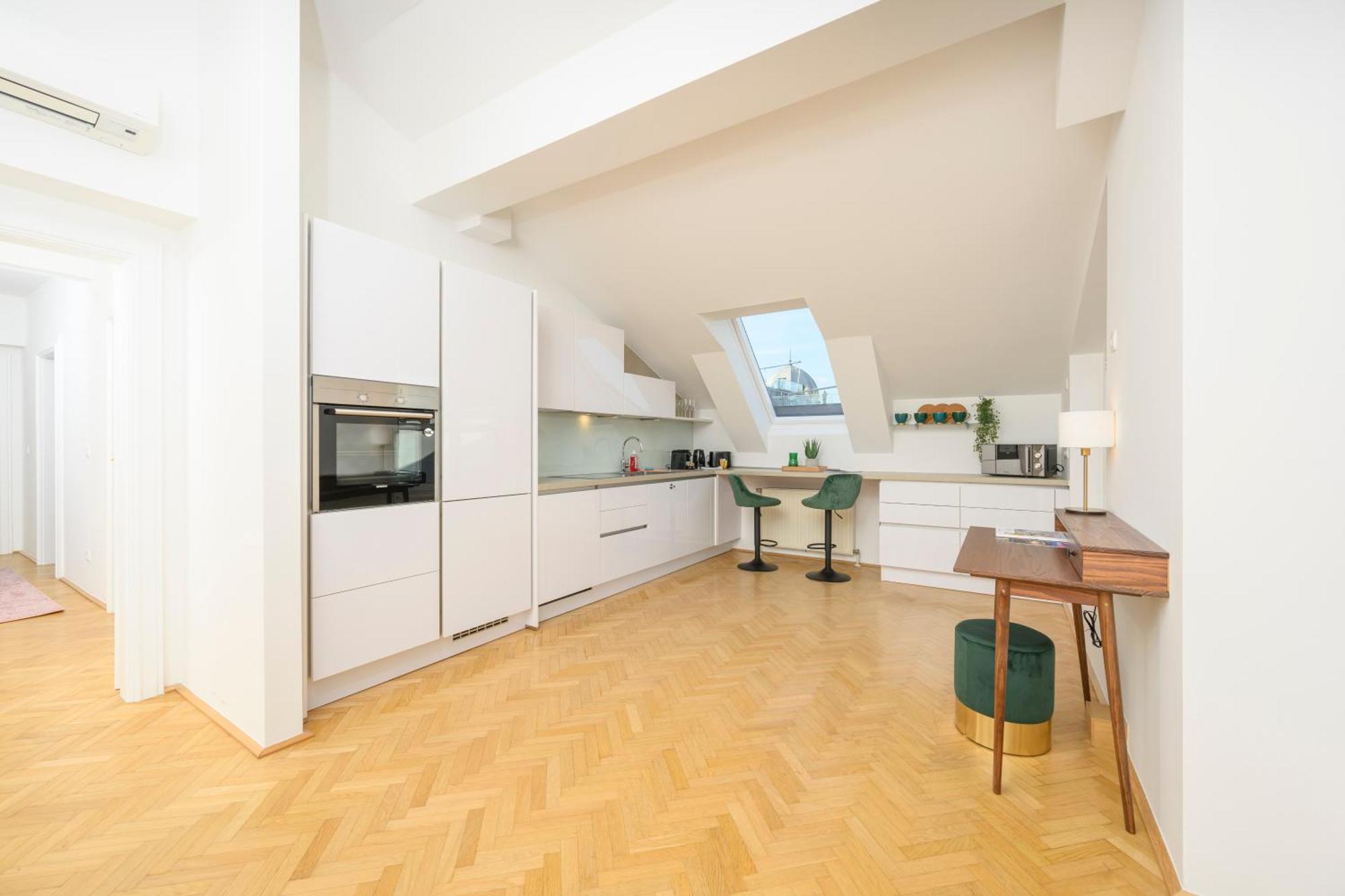 Rooftop Haven 120m, 3br, Terrace, Views! Apartment