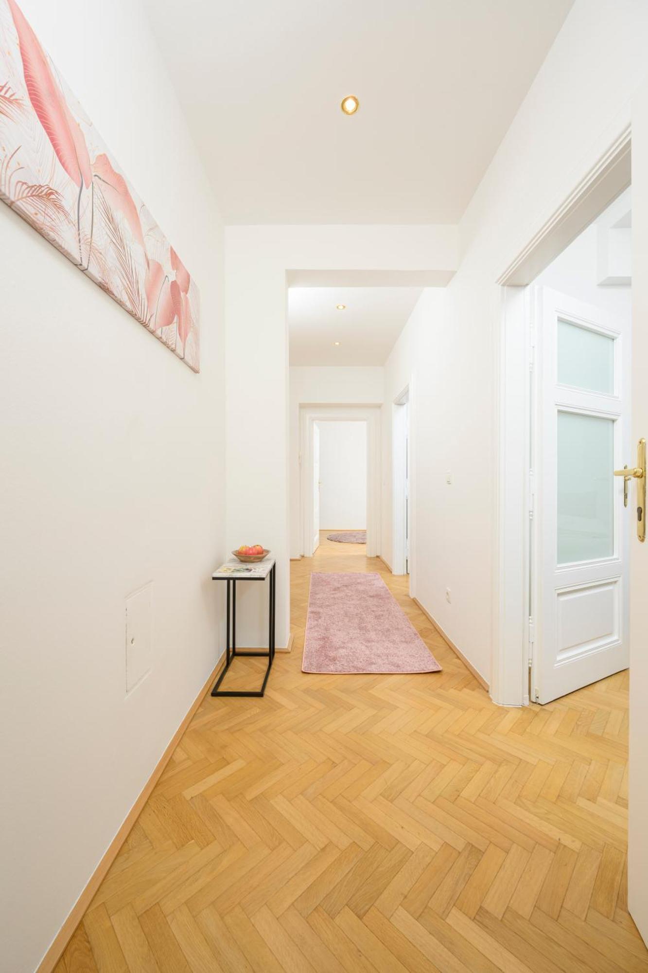 Rooftop Haven 120m, 3br, Terrace, Views!