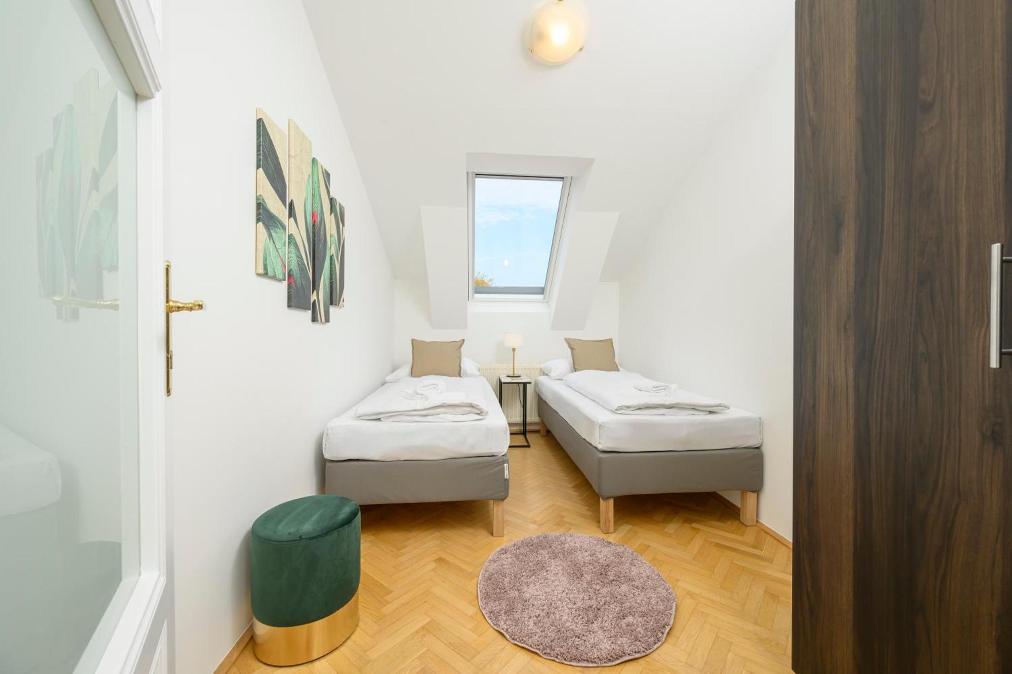 Apartment Rooftop Haven 120m, 3br, Terrace, Views!