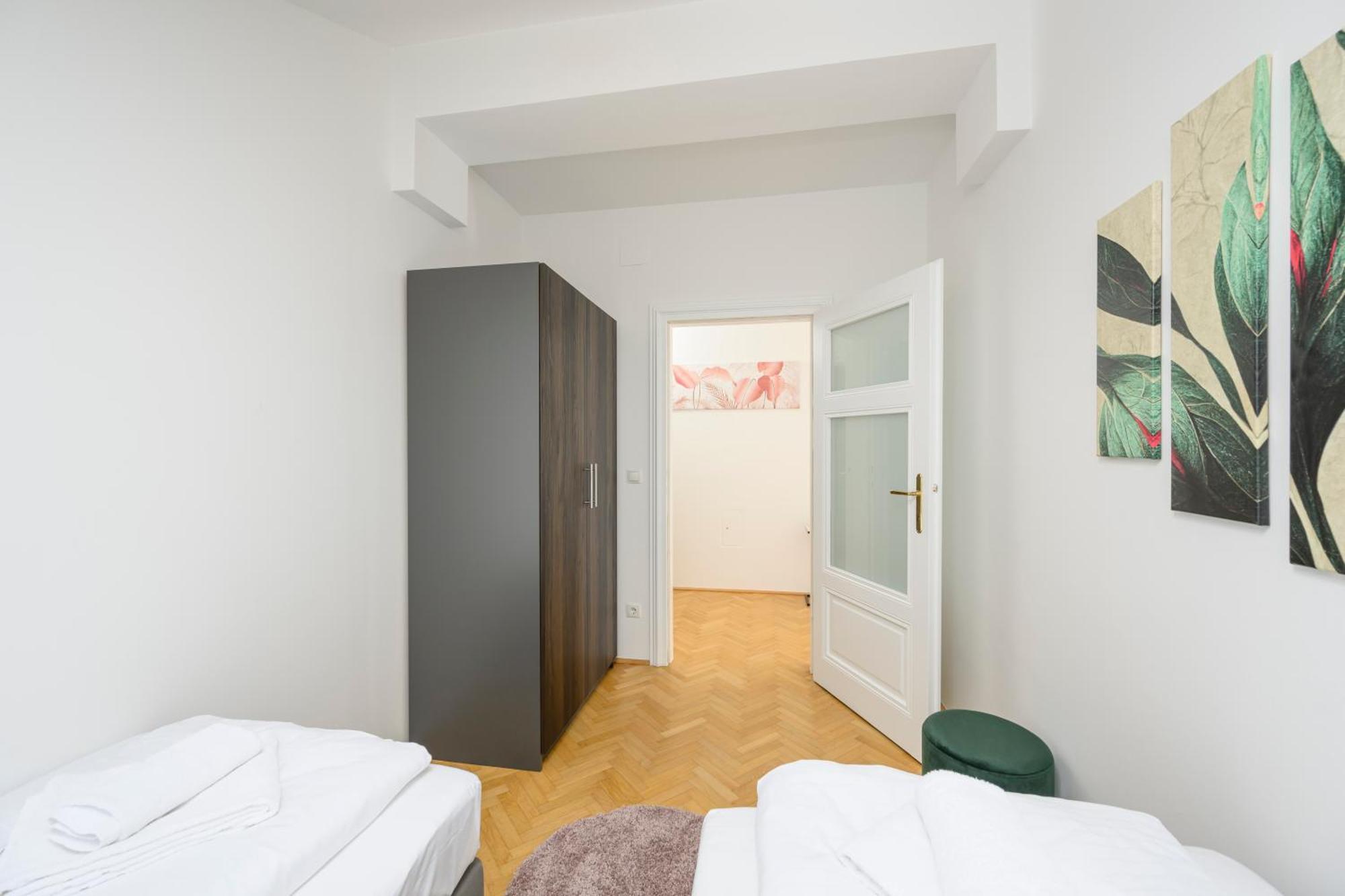 Rooftop Haven 120m, 3br, Terrace, Views! * Wien