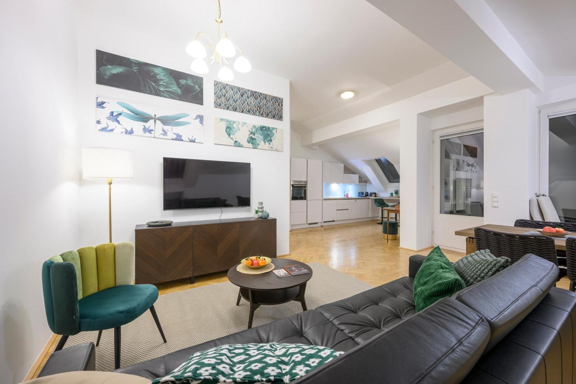 Rooftop Haven 120m, 3br, Terrace, Views!