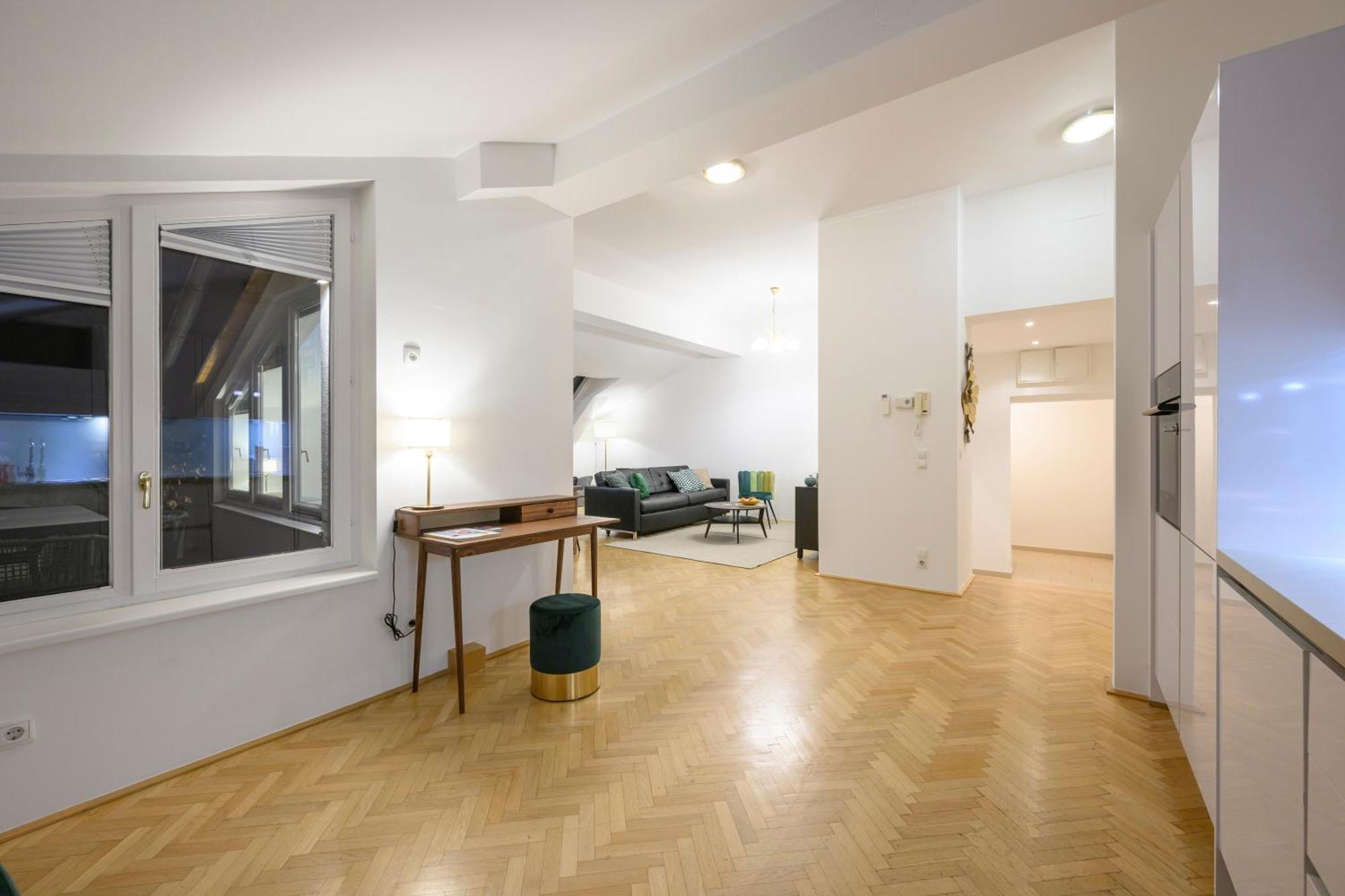 Rooftop Haven 120m, 3br, Terrace, Views! Apartment *