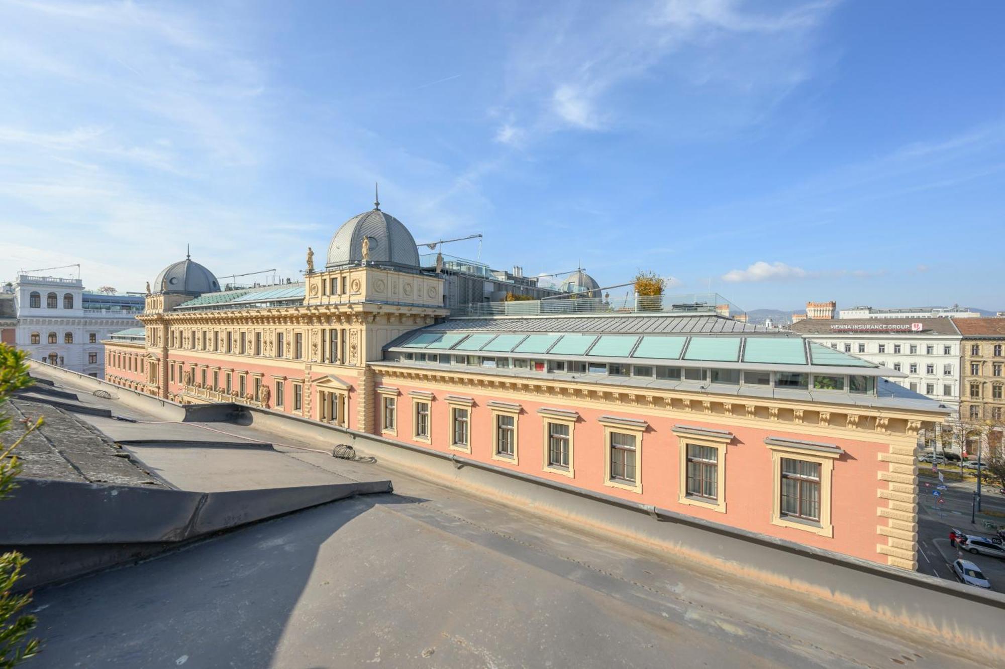 Rooftop Haven 120m, 3br, Terrace, Views! * Wien