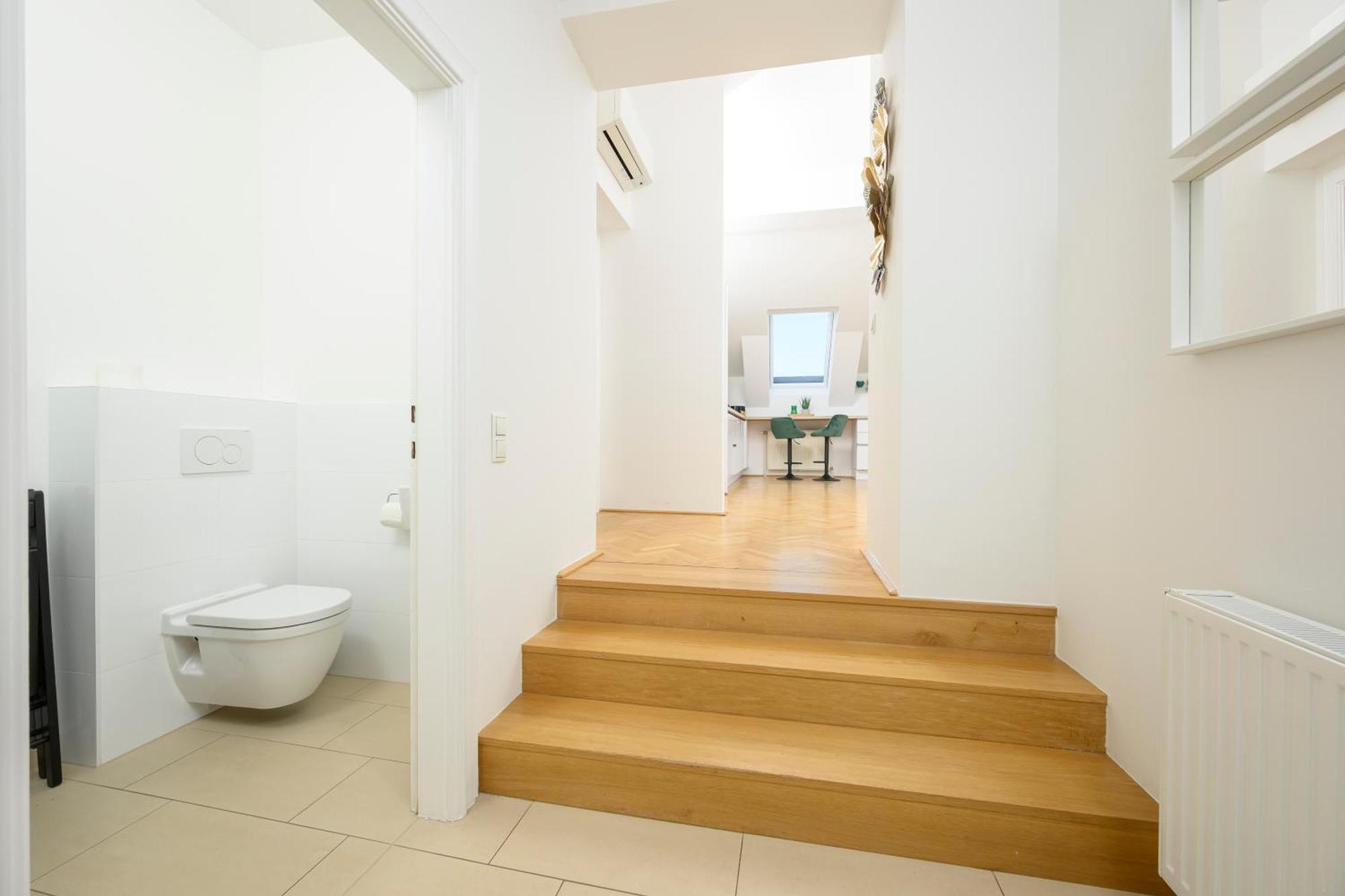 Rooftop Haven 120m, 3br, Terrace, Views! Apartment *