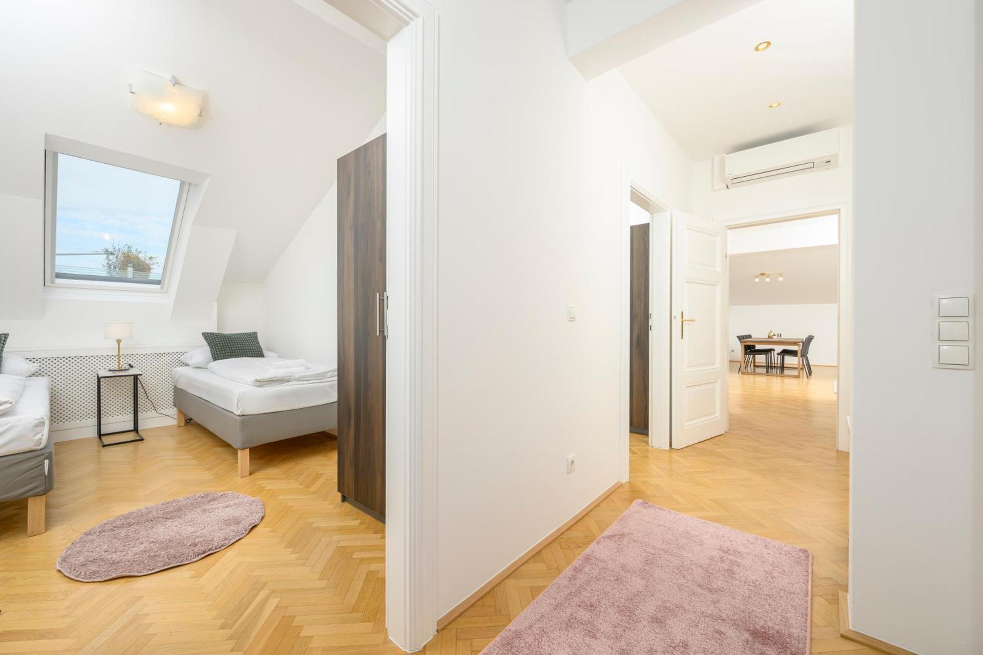Rooftop Haven 120m, 3br, Terrace, Views! *